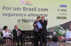 Renato Maluf entrega relatório final da 4ª CNSAN à presidenta Dilma Rousseff/ Crédito: ASCOM/Consea
