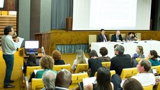 Conselheiro Carlos Eduardo Leite dirige perguntas ao ministro Osmar Terra. Imagem: Consea