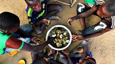 Brasil é parceiro do Centro de Excelência contra a Fome, que trabalha com 26 países na África e 2s na Ásia, para criar programas nacionais de alimentação escolar. Imagem: Ocha/ Ivo Brandau
