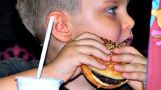 Relatório mostra que pelo menos 41 milhões de crianças com menos de cinco anos estão acima do peso ou são obesas. Imagem: Rede Nutri
