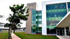 Labirinto nos jardins da sede da Fiocruz em Brasília levará visitante a descobrir fatos sobre a alimentação, como influência de várias heranças culturais na culinária do Brasil, curiosidades sobre alimentos e direito à alimentação adequada. Imagem: Fiocruz
