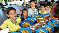 Diretrizes da Lei 11.947 visam reduzir consumo de refrigerante, suco artificial e produtos ultraprocessados na alimentação escolar. De outro lado, estimula uso de frutas e hortaliças, o que reduz sobrepeso e obesidade, contribuindo para desenvolvimento dos alunos e melhoria do rendimento escolar. Imagem: Portal Brasil