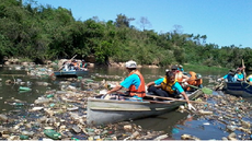 Poluição dos rios é comum em áreas das zonas urbanas brasileiras. Por exemplo, nas regiões banhadas pelo Rio Tietê, em São Paulo, onde voluntários muitas vezes tomam a iniciativa de limpar o rio. Imagem: SOS Mata Atlântica
