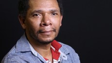 Formado em Gastronomia pelo Senac. Viveu em situação de rua de 1991 a 2005. Ajudou a fundar o MNPR, do qual é coordenador nacional por São Paulo. Tem formação de base no MST e foi eleito conselheiro nacional do CNAS por dois mandatos.