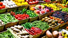 Alimentos saudáveis, ou in natura, são os que vêm diretamente de plantas ou animais para consumo sem sofrer qualquer alteração após deixarem a natureza, como folhas e frutos ou ovos e leite. Já os minimamente processados são submetidos a alterações mínimas, como arroz e farinhas integrais. Imagem: Blog da Saúde