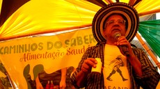 No último dia do 6º Congresso Latino-americano de Agroecologia, realizado em Brasília, Juarez reuniu agricultores, universitários, alunos do ensino fundamental e o público em geral na Oficina de Horta Caseira, realizada na tenda Alimentação Saudável. Imagem: Francicarlos Diniz