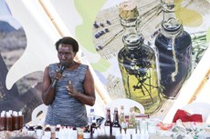 Quilombola Luceli Morais Pio mostra para o público que é possível cuidar da saúde com os produtos que a terra oferece. Imagem: Rafael Zart/MDS 
