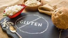 Celíacos podem ingerir sem problemas produtos à base de leite e derivados lácteos, carnes, peixes, ovos, frutas, verduras, hortaliças e azeite, entre outros. Imagem: Opas