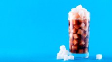 Revisão científica reforça necessidade da adoção de políticas públicas que desestimulem o consumo de bebidas como refrigerantes, achocolatados e chás industrializados. Imagem: Idec