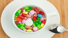 Proposta da Anvisa é considerar como suplementos alimentares todo produto de ingestão oral, apresentado em formas farmacêuticas, destinado a suplementar a alimentação de indivíduos saudáveis. Imagem: Shutterstock