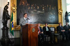 O presidente do Senado, Eunício Oliveira, discursa em solenidade de apresentação do Documento Nacional de Identidade. O DNI foi oferecido em projeto piloto para parlamentares e servidores do Congresso Nacional