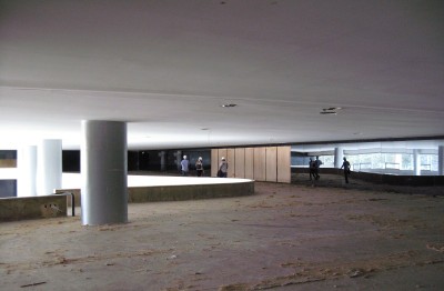 Saguão do terceiro andar sem carpetes
