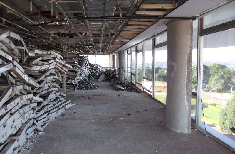 Retirada de estrutura de ventilação