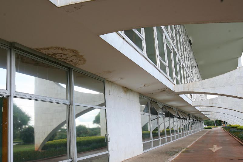 Infiltrações no teto do andar térreo