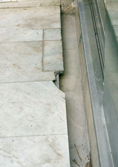 Quebra no mármore do piso