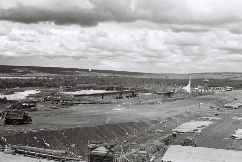 Instalação da pirmeira coluna do Palácio, 1958
