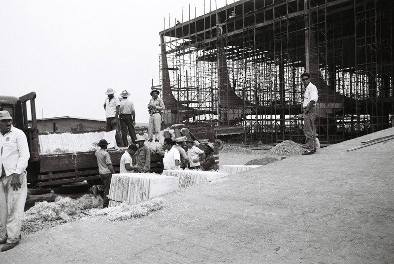 Trabalhadores na frente do Palácio, 1959